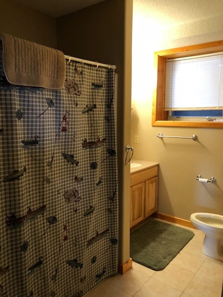 Maple Cabin bathroom with shower/bath combo